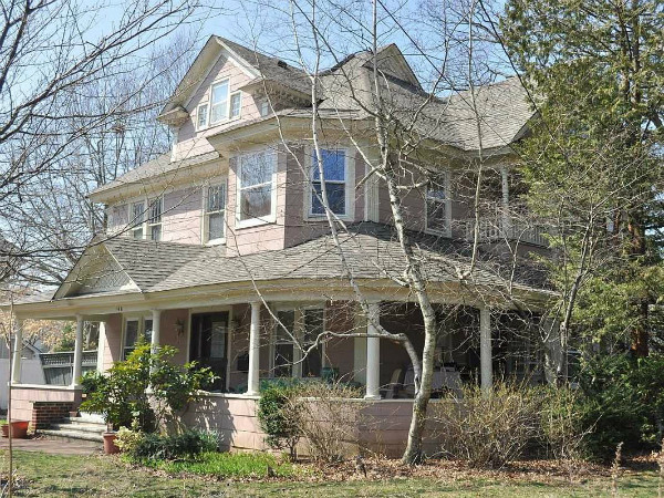 Một nhà phát triển tại Freeport, New York đã xây dựng căn hộ trên lô đất hình tam giác đất để phản đối kế hoạch lắp lưới điện của một thành phố.