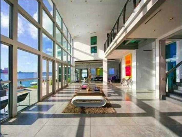 Điểm độc đáo của biệt thự tại bang Florida này là nó được làm từ thép không gỉ và kính. Ngoài ra, sàn nhà được làm từ đá cẩm thạch. Giá của biệt thự là 12,5 triệu USD.