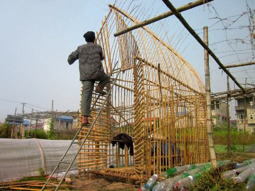 Được đánh giá là ngôi nhà thân thiện với môi trường, ngôi nhà không chỉ là nơi ươm rau mà còn là chỗ nghỉ ngơi của người nông dân. Chỉ cần dành ra 6 m2, bạn có thể tạo ra một khu trồng rau riêng cho gia đình.