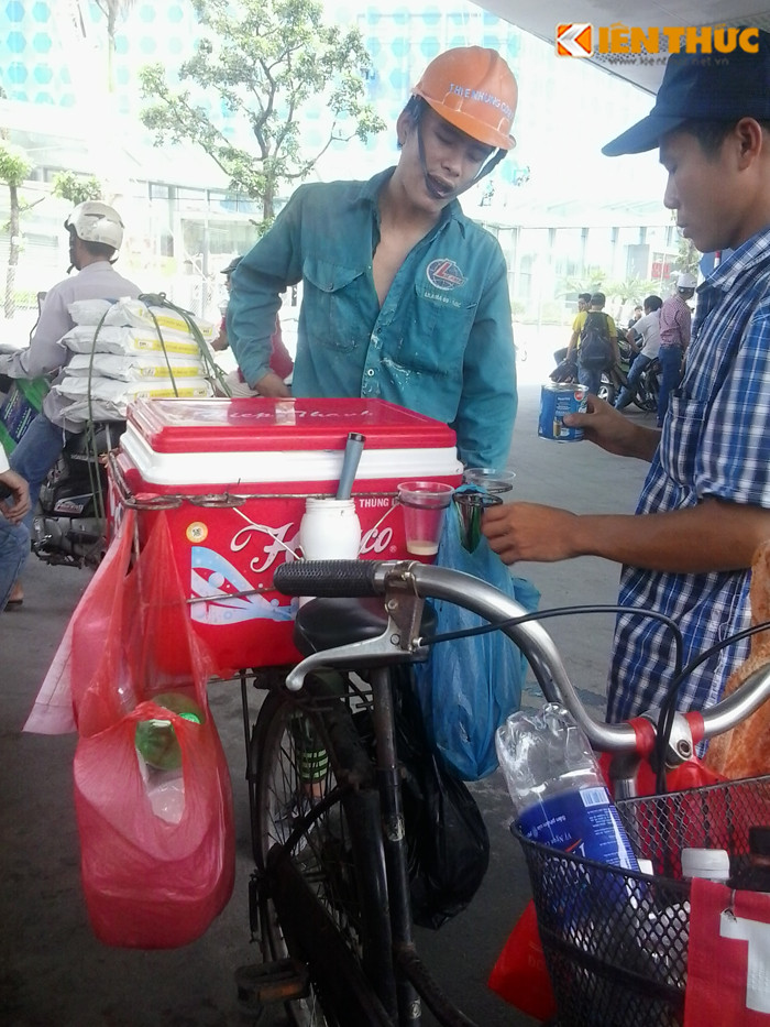 Chính nhu cầu ăn uống, sinh hoạt của lượng người này đã khiến các dịch vụ vỉa hè được dịp "phát lộc". Hầu hết đều tập trung dưới chân cầu vượt Liễu Giai - Nguyễn Chí Thanh suốt cả ngày. Đầu tiên là dịch vụ bán cafe dạo. Công việc mệt mỏi và thời tiết nắng nóng giúp món cafe đá ngày càng đắt khách. Giá của một ly cafe rất bèo, chỉ từ 10.000 - 15.000 đồng nên nhiều công nhân thường xuyên mua uống mỗi khi giải lao, nghỉ trưa.