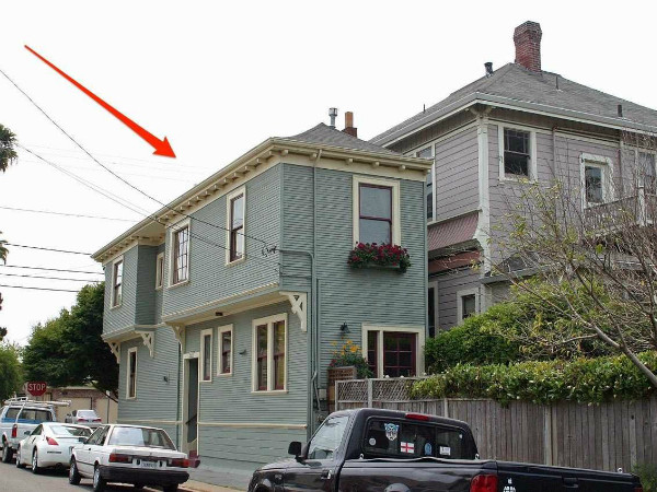 Bất chấp kế hoạch quy hoạch đường phố ở California, Charles Froling đã thiết kế ngôi nhà này để phản đối thành phố cũng như một người hàng xóm ủng hộ kế hoạch làm đường.