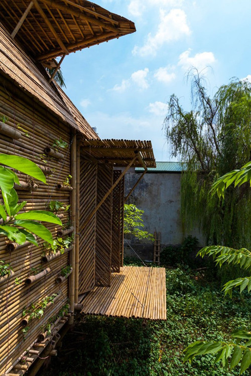 Ngôi nhà được xây dựng bằng chất liệu chính là tre. Một hệ thống điều hòa cây xanh được treo trên hai mặt tường chính.