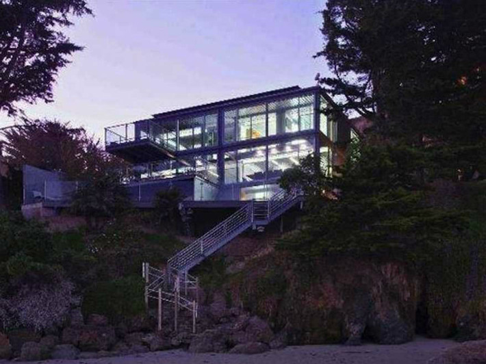 Được xây dựng ngay sát bờ biển, biệt thự năng lượng mặt trời ở Malibu, California chủ yếu được làm từ thép, bê tông và thủy tinh. Nhà còn thiết kế riêng một cây cầu và có thể ngắm quang cảnh của biển Thái Bình Dương. Giá của biệt thự là 14,495 triệu USD.