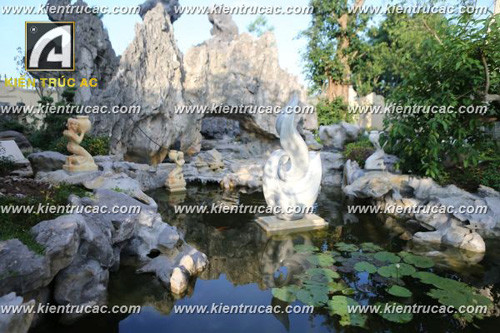 Giữa khuôn viên 2 lâu đài là một hòn núi và một hồ nước nhỏ ngăn cách 2 bên.