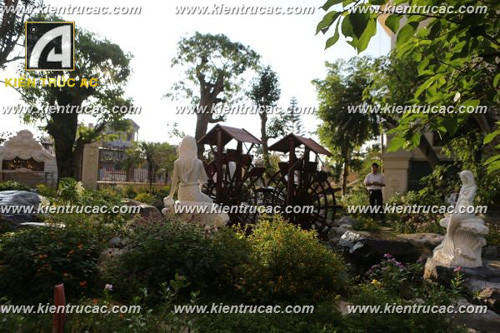 Đồng thời kết hợp với hệ thống cảnh quan sân vườn tạo nên một địa thế phong thủy rất hợp lý, thịnh vượng cho gia chủ.