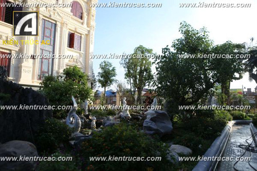 Xen kẽ là những hồ nước nhỏ, đá cuội và các loại hoa đủ màu sắc.