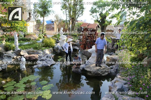Nhiều ý kiến nhận xét rằng cảnh quan này không chỉ tôn lên vẻ đẹp và bề thế cho hai tòa lâu đài mà nó còn là không gian thư giãn tuyệt vời.