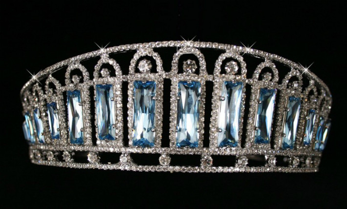 Vương miện Kokoshnik: Năm 1888, hoàng hậu Alexandra (vợ của Vua Edward VII) đã yêu cầu các nhà kim hoàn chế tác một chiếc vương miện lấy cảm hứng từ kokoshnik, một chiếc khăn đội đầu của các thiếu nữ vùng Taiga. Vương miện bao gồm hơn 60 thanh bạch kim và gần 500 viên kim cương. Ước tính, mỗi viên kim cương nặng hơn 3 carat.