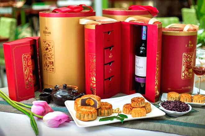 Hộp bánh VIP có giá hơn 6 triệu đồng của khách sạn Hilton mang đậm phong cách truyền thống với tông màu chủ đạo là đỏ và vàng đồng tượng trưng cho sự thịnh vượng, sang trọng. Hộp VIP bạch kim với 4 chiếc bánh cùng bộ ấm trà ,bộ đồ chơi Lego và rượu Martell Cordon Bleu 70cl.