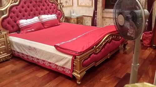 Chủ nhân ngôi biệt thự là một đại gia khó tính nên những chiếc giường cũng được mạ vàng kỹ lưỡng.