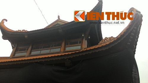 Được biết, vị chủ nhân của ngôi nhà này không phải là trưởng tộc nhưng ông vẫn chi tiền xây nhà thờ tổ để thờ cúng tổ tiên, ông bà cha mẹ và tỏ lòng hiếu kính. Được biết, toàn bộ từ cột kèo cho đến những họa tiết trang trí tên ngôi nhà đều được làm thủ công hoàn toàn.