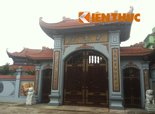 Người dân nghèo thôn Nễ Châu, xã Hồng Nam, TP. Hưng Yên vẫn chưa khỏi ngỡ ngàng khi thấy vị đại gia Phố Hiến cho xây dựng nhà thờ tổ ngay giữa làng. Ngôi nhà thờ này hoành tráng đến nỗi khiến người qua đường ai cũng nhầm tưởng là một ngôi chùa.