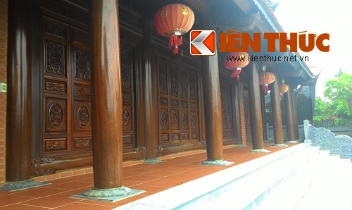 Những chiếc cột trụ đều được làm bằng gỗ lim nguyên khối. Cột chính có đường kính đến 1 mét, cột phụ có đường kính đến 60 cm.
