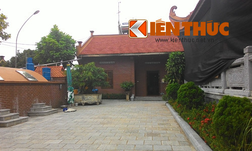 Ngôi nhà nằm ngay sau nhà thờ tổ là nơi gia đình, con cháu về nghỉ ngơi vào ngày cuối tuần.