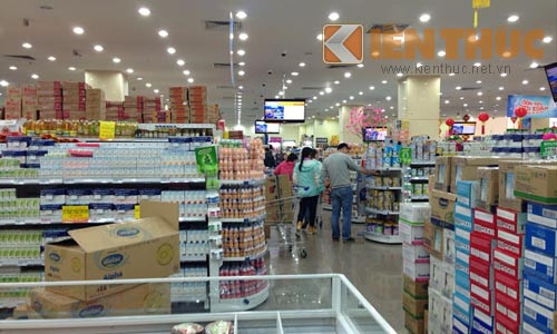 Nhiều khách hàng đồn đoán rằng, vì lý do chuyển nhượng nên siêu thị phải giảm giá để bán được hết hàng.