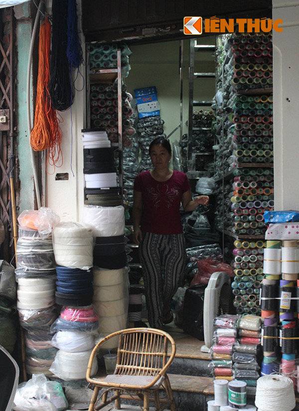 Đến khu vực quanh chợ Đồng Xuân, tình hình buôn bán kinh doanh tấp nập hơn hẳn, nhiều cửa hàng cũng tận dụng từng mét đất nhỏ để bày bán. Trong ảnh là cửa hàng rộng chưa tới 2m2 được chất đầy phụ kiện may mặc chật kín lối đi.