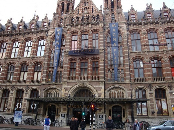 8. Magna Plaza, Amsterdam, Hà Lan:Từng là bưu cục đầu tiên của Amsterdam, tòa nhà mang phong cách Neo-gothic này được sửa chữa, nâng cấp và cải tạo năm 1993. Vào cuối tuần và ngày lễ, du khách có thể lắng nghe những giai điệu sống trong khi đi dạo 30 cửa hàng nhỏ, các cơ sở ăn uống và quán cà phê.