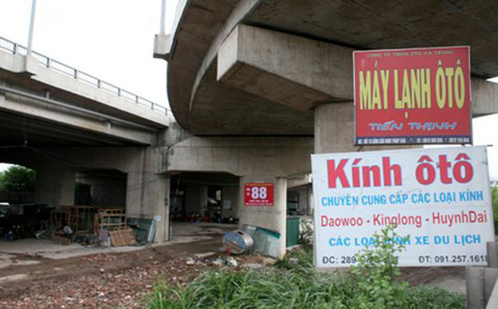Chính vì thế các loại biển quảng cáo cũng được phô diễn ở khắp nơi dưới gầm cầu.
