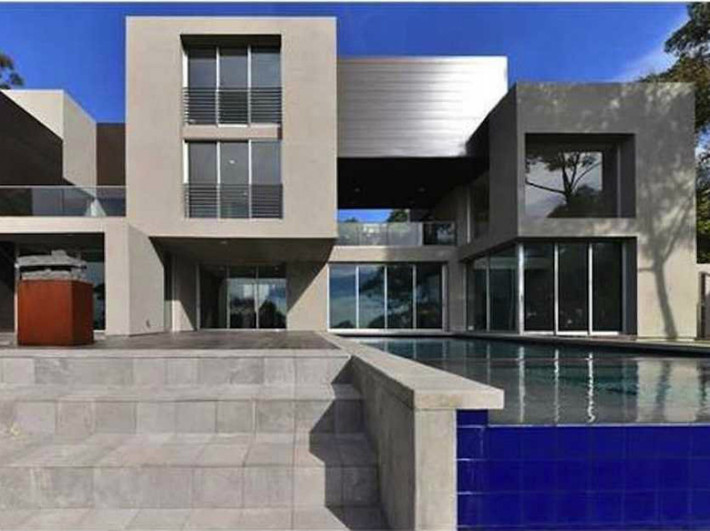 Nằm tại số 8232 Romero Drive, La Jolla, California, biệt thự giá 6,85 triệu USD bao gồm một phòng tập yoga, một hồ bơi và một sân golf cao cấp.