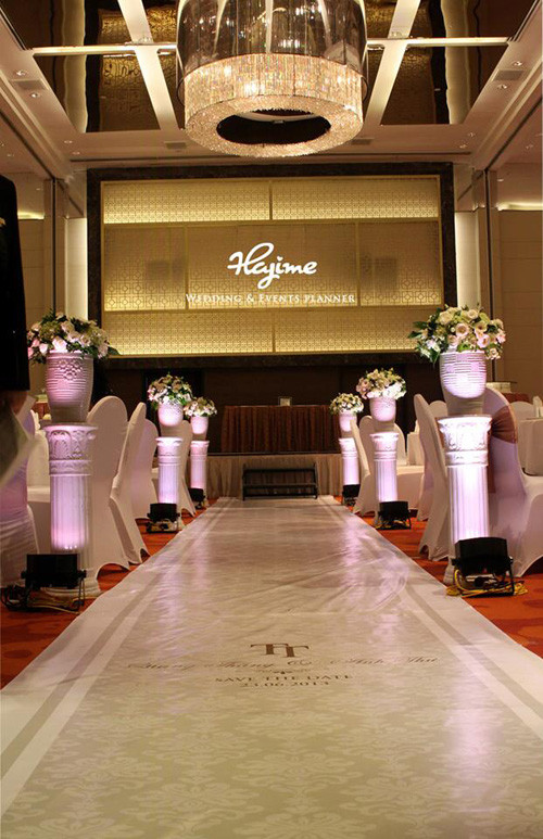 6. Grand Plaza Ha Noi Hotel (117 Trần Duy Hưng, Cầu Giấy): Không gian phòng tiệc mang lại cảm giác sang trọng, lộng lẫy. Thực đơn phong phú, giá cả hợp lý và có bãi đỗ xe rộng với sức chứa lớn (khoảng 700 khách). Bạn sẽ được cung cấp dịch vụ trang trí sân khấu, hoa, bánh cưới. Giá tiệc từ 658,000đồng/khách, chưa bao gồm đồ uống.