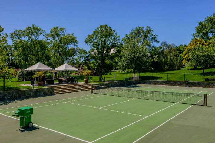 Ngoài các phòng phục vụ nhu cầu giải trí bên trong, biệt thự còn bao gồm một sân tennis khang trang, hiện đại.
