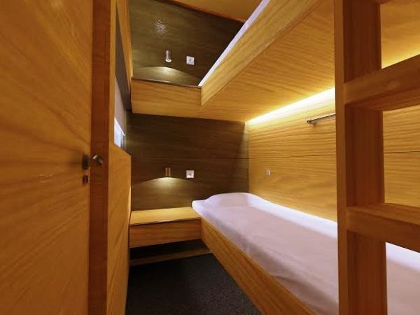 Trong mỗi buồng ngủ đều được trang bị đầy đủ các thiết bị giải trí và các vật dụng cơ bản của một khách sạn mini như giường, tủ, chăn, ga, gối đệm, móc treo quần áo, điện thoại, wifi, đồng hồ báo thức, sách hướng dẫn… Ngoài các tiện ích nói trên, khách được phục vụ miễn phí nước uống và đồ ăn nhẹ.