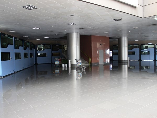 Hiện tại, ở Nội Bài có 14 buồng ngủ (3 đơn và 11 đôi). Giá 3 giờ sử dụng đầu tiên phòng đơn là 210.000 đồng, phòng đôi là 252.000 đồng và 3 giờ sử dụng tiếp theo là 180.000 đồng với phòng đơn và 215.000 đồng với phòng đôi. Nếu sử dụng từ 6-12 giờ thì phòng đơn có giá hơn 1,3 triệu đồng, phòng đôi có giá 1,6 triệu đồng và giá sử dụng trọn gói nguyên ngày đối với phòng đơn là 1.530.000 đồng, phòng đôi là 1.831.000 đồng.
