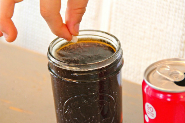 Một cốc Coca-Cola gây sâu răng sau một đêm. Clive McCay thuộc trường đại học Cornell đã thực hiện thí nghiệm khi thả một chiếc răng trong một ly Coca-Cola trong 2 ngày. Kết quả là chiếc răng bị sâu. Tuy nhiên, nhà hóa học hàng đầu của Coca-Cola, Orville May, giải thích rằng, bất cứ vật nào chứa axit photphoric và đường, bao gồm nước cam tươi, sẽ phân hủy răng sau một thời gian, nhưng chắc chắn không phải trong 1-2 ngày.