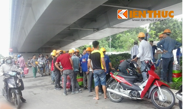 Vào thời điểm công nhân nghỉ trưa, cảnh mua bán diễn ra ồn ào, huyên náo dưới gầm cầu.