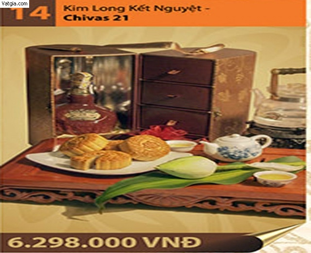 Hộp bánh Kim Long Kết Nguyệt Chivas 21 của khách sạn Hà Nội có giá 6,298 triệu đồng. Hộp bánh gồm bốn bánh to nhân sen trắng, 2 lòng đỏ trứng mặn và 1 chai rượu Chivas 21 năm.