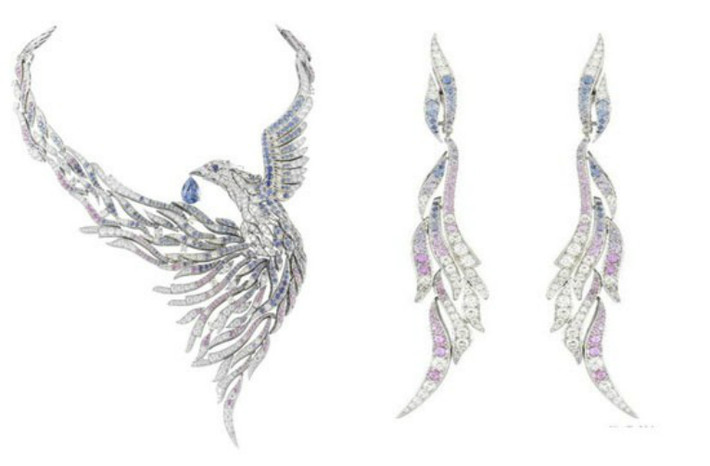 Thương hiệu nữ trang nổi tiếng thế giới Van Cleef & Arpels đã giới thiệu một chiếc vòng cổ lấy cảm hứng từ một con chim tự do. Lông của con chim trên chiếc vòng cổ được được trang trí bằng ngọc bích, kim cương màu xanh, tím và hồng.