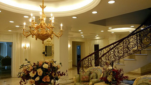 Toàn bộ nội thất của ngôi nhà được thiết kế theo phong cách cổ điển hoàng gia sang trọng, quý phái.