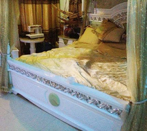 Ông trùm ma túy Tráng A Tàng được gọi với biệt danh Tàng Keangnam vung tiền sắm các vật dụng đắt tiền. Riêng chiếc giường ngủ của ông trùm này có giá tới nửa tỷ đồng.