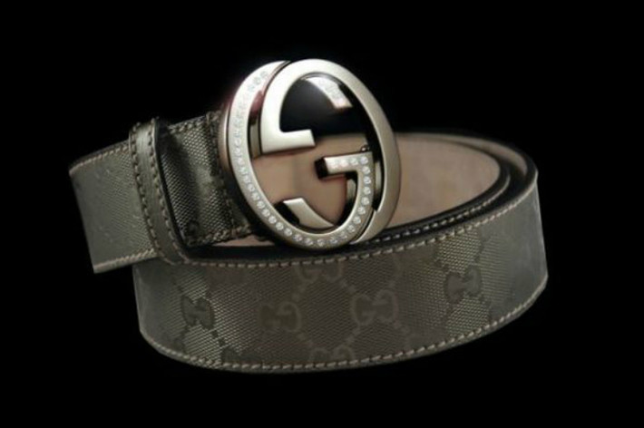 Thắt lưng kim cương Gucci: 256.970 USD (khoảng 5,3 tỷ đồng). Thương hiệu thời trang nổi tiếng nước Ý Gucci đã hợp tác với nhà thiết kế Stuart Hughes và Goldstiker tạo ra một trang web có tên Republica, nơi trưng bày những món đồ độc quyền và đắt giá cho các đấng mày râu giàu có, trong đó bao gồm chiếc thắt lưng kim cương này. Khóa của chiếc thắt lưng sử dụng 250g bạch kim và 30 carat kim cương để tạo ra logo của Gucci. Một khách hàng giấu tiên của Republica đã sở hữu chiếc thắt lưng siêu đắt này.