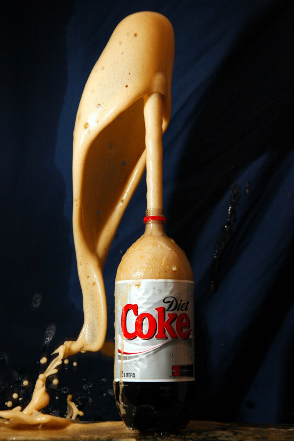 Uống Coca-Cola và ăn kẹo bạc hà Mentos gây chết người. Sau vụ việc một thanh niên Brazil tử vong khi ăn viên ngậm Mentos và uống Diet Coke, người tiêu dùng đặt ra nhiều nghi vấn về sự tương tác này. Trên thực tế, khi bỏ một viên kẹo vào bất kỳ loại nước ngọt có gas nào, việc sủi bọt là chuyện bình thường. Axit trong dạ dày sẽ trung hòa các chất và kết quả là không có tác dụng nào ngoại trừ một số trường hợp gây đau bụng.