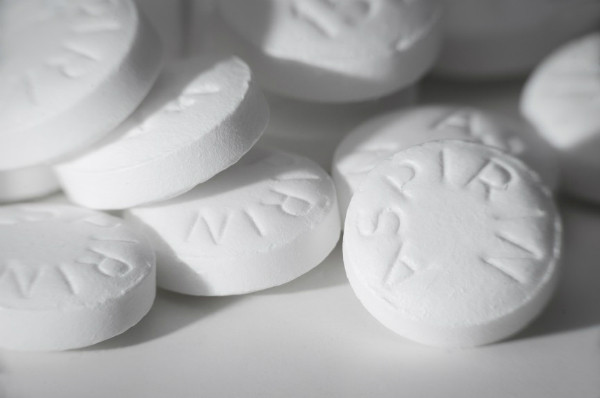 Uống Coca-Cola với thuốc aspirin viên sủi gây nghiện (thậm chí chết người). Trong đầu những năm 1930, một bác sĩ từ đã yêu cầu "Tạp chí Hiệp hội Y khoa Mỹ" thông báo rằng một thiếu niên đã bị nghiện khi uống Coca-Cola với thuốc aspirin (loại thuốc thường dùng để giảm đau, hạ sốt, kháng viêm). Khi tin tức về vụ việc này được lan truyền, nhiều phụ huynh đã ngăn con cái của họ sử dụng sản phẩm này vì nó gây chết người. Tuy nhiên, đây chỉ là điều bịa đặt.