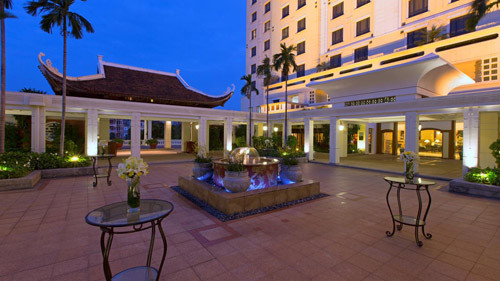 5. Khách sạn Sheraton Hanoi Hotel (K5 Nghi Tàm, 11 Xuân Diệu, Tây Hồ): Sheraton Hanoi Hotel sở hữu một trong những phòng đại tiệc với thiết kế theo lối kiến trúc không cột lớn nhất Việt Nam, phòng tiệc với hệ thống âm thanh, ánh sáng chuyên dụng được bài trí ấm cúng và sang trọng có sức chứa lớn (khoảng 1000 khách). Thực đơn phong phú với sự lựa chọn đa dạng từ các món truyền thống Việt đến thực đơn Á – Âu tùy nhu cầu thực khách. Giá tiệc từ 750.000đ/khách, chưa kể phí phục vụ và đồ uống.