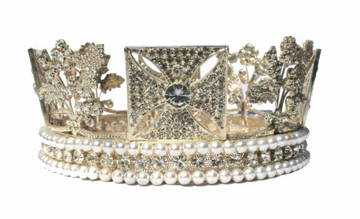 Vương miện của Vua George IV: Là kiệt tác của những thợ kim hoàn nổi tiếng như Rundell, Bridge và Rundell, chiếc vương miện này xuất hiện đúng dịp đăng quang chính thức của Vua George IV. Vương miện nặng hơn 325 carat, bao gồm hơn 1.300 viên kim cương và 170 viên ngọc trai.