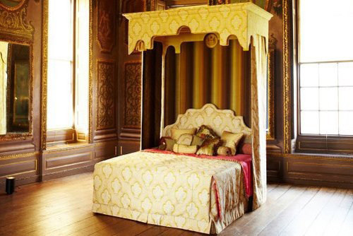 Vợ chồng đại gia Lê Ân cũng từng gây sốc khi đặt mua thành công một trong những chiếc giường đắt nhất thế giới - giường ngủ Hoàng gia Anh trị giá 175.000 USD, gần 4 tỷ đồng.