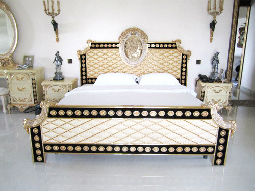 Phòng ngủ của cặp vợ chồng này cũng rất sang trọng, nội thất được bài trí một cách tinh tế thể hiện gu thẩm mĩ của chủ nhân. Chiếc giường ngủ với những họa tiết dát vàng thể hiện sự quý phái.