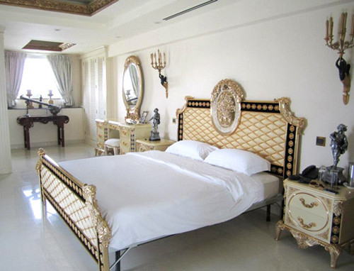 Tăng Thanh Hà đang có một cuộc sống hạnh phúc bên cạnh chồng đại gia Louis Nguyễn trong căn biệt thư sang trọng nằm ở một vị trí cực đẹp và yên tĩnh ở đường Trần Văn Hưởng (quận 2 - TP HCM). Biệt thự màu trắng nổi bật hẳn so với những căn hộ khác nhờ kiến trúc xa hoa, độc đáo nhưng không kém phần tinh tế.