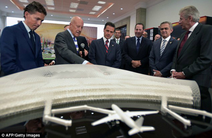 Đây là bản thiết kế của 2 kiến trúc sư nổi tiếng, Lord Norman Foster (người Anh) và Fernando Romero (người Mexico). Lord Foster là một trong những kiến trúc sư hàng đầu thế giới với nhiều giải thưởng cao quý, đã từng thiết kế sân bay ở Bắc Kinh (Trung Quốc). Trong khi đó, Romero lại là con rể của ông trùm viễn thông, tỷ phú Mexico Carlos Slim. Lord Foster tiết lộ sân bay sẽ bao gồm nhiều phòng rộng để sử dụng cho triển lãm nghệ thuật.