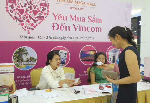 Trong đó, giải đặc biệt trị giá 150 triệu đồng với giá trị là chuyến du lịch trọn gói bao gồm vé máy bay hạng thương gia và kỳ nghỉ tại khách sạn đẳng cấp 5 sao Vinpearl Resort Phú Quốc cho 2 người kèm theo phiếu mua sắm trị giá 100 triệu đồng.
