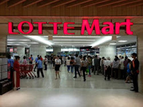 Sau những ngày đầu khai trương rầm rộ, TTTM Lotte Center lại trở nên vắng vẻ. Tuy nhiên, nhân ngày lễ 20/10, TTTM này cũng đã nhanh tay triển khai hàng loạt các chương trình khuyến mãi hấp dẫn nhằm hút khách trở lại.