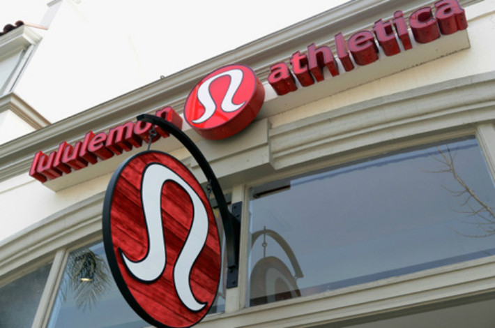 1. Lululemon: Lululemon là một hãng sản xuất quần tập yoga nổi tiếng nhất thế giới. Tuy nhiên, ngày 18/3/2013, hãng phải thu hồi khẩn cấp loại quần yoga từ các cửa hàng trên toàn thế giới bởi chúng quá mỏng và có thể nhìn xuyên thấu. Đây là lần thứ 2 Lululemon dính bê bối liên quan tới chất lượng sản phẩm, khiến uy tín bị giảm sút. Báo cáo tài chính quý mới nhất của Lululemon đã cho thấy một loạt những vấn đề trong hoạt động kinh doanh. So với năm 2013, thu nhập ròng của công ty đã giảm từ 47 triệu USD xuống 19 triệu USD.
