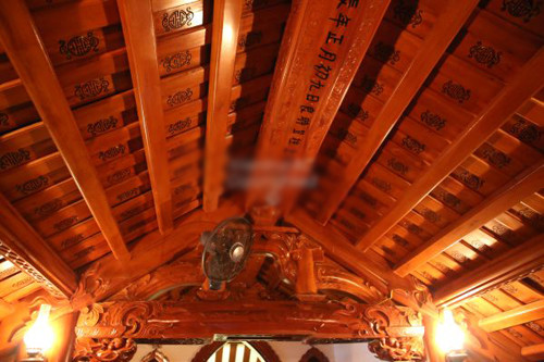 ... cùng với hệ thống trần nhà...