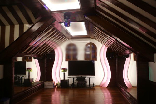 Bên cạnh đó cũng có những căn phòng được trang trí theo hơi hướng hiện đại nhưng vẫn không kém phần độc đáo...