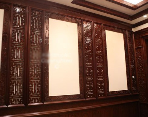 Tường nhà cũng được ốp gỗ với các hoa văn rất sáng tạo...