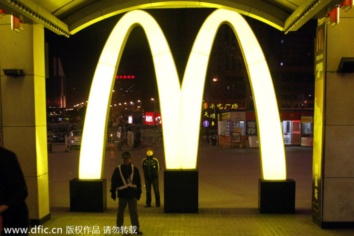 4 . McDonald’s" Khi nhà cung cấp thực phẩm lâu năm - Thượng Hải Husi Food Co - bị đóng cửa, thương hiệu thức ăn nhanh nổi tiếng này một lần nữa được đưa ra ánh sáng bởi những vụ bê bối an toàn thực phẩm. Năm 2013, McDonald cũng khiến người tiêu dùng khiếp sợ khi dùng thịt gà tăng trưởng.