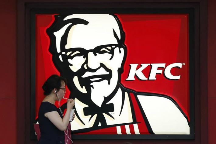 3. KFC: Tháng 7/2013, đài Truyền hình Trung ương Trung Quốc cho biết, các phóng viên đã lấy mẫu đá từ một chi nhánh KFC tại Sùng Văn Môn, quận Đông Thành, Bắc Kinh và so sánh chúng với nước trong toilet. Kết quả cho thấy, mẫu đá của KFC có nồng độ vi khuẩn cao gấp 12 lần so với nước trong nhà vệ sinh và cao hơn tiêu chuẩn nước uống của Trung Quốc gấp 19 lần.